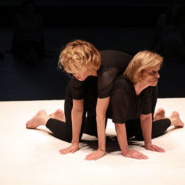 Eszter Salamon. MONUMENT 0.7: M/OTHERS. Performance en el Museo Reina Sofía